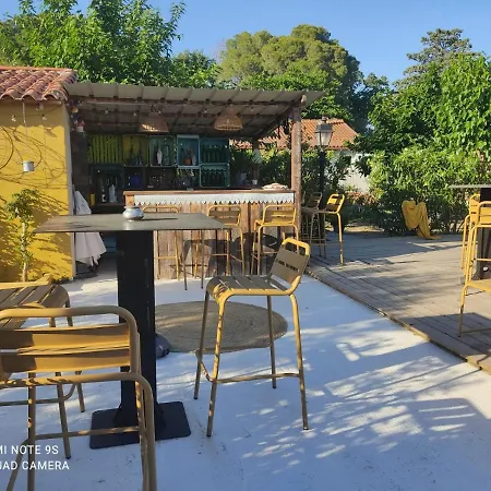 La Terre Brulee לינה וארוחת בוקר 4*