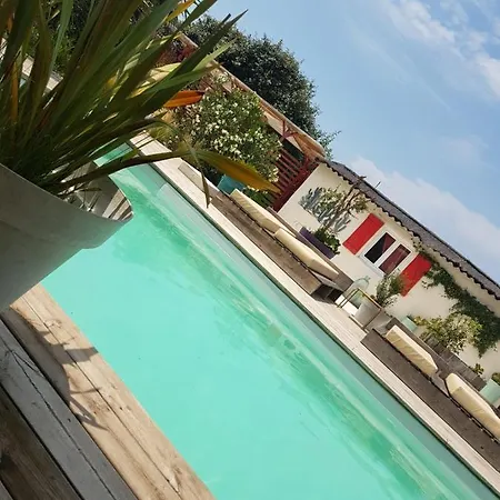 La Terre Brulee לינה וארוחת בוקר 4*